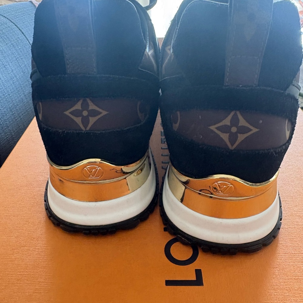 EUC- Iconic Louis Vuitton Runaway model Monogram Sneaker, 7.5 - Picture 6 of 14